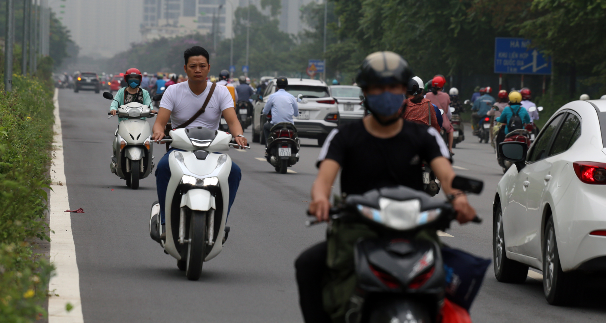 'Lười' đi vòng, vgười dân liều mạng chạy ngược chiều trên Đại lộ Thăng Long vào phố Sa Đôi - Ảnh 5.