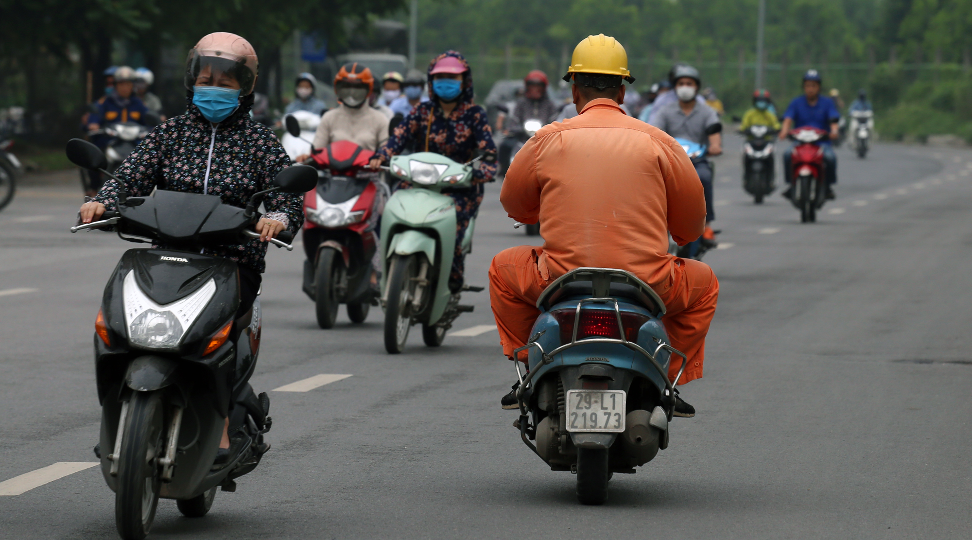 'Lười' đi vòng, vgười dân liều mạng chạy ngược chiều trên Đại lộ Thăng Long vào phố Sa Đôi - Ảnh 7.