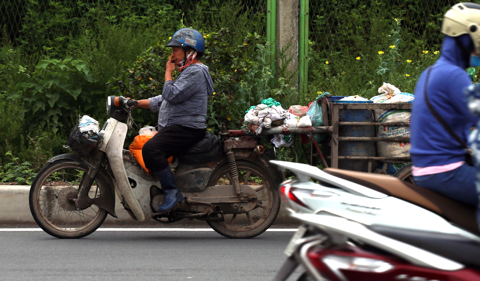 'Lười' đi vòng, vgười dân liều mạng chạy ngược chiều trên Đại lộ Thăng Long vào phố Sa Đôi - Ảnh 9.
