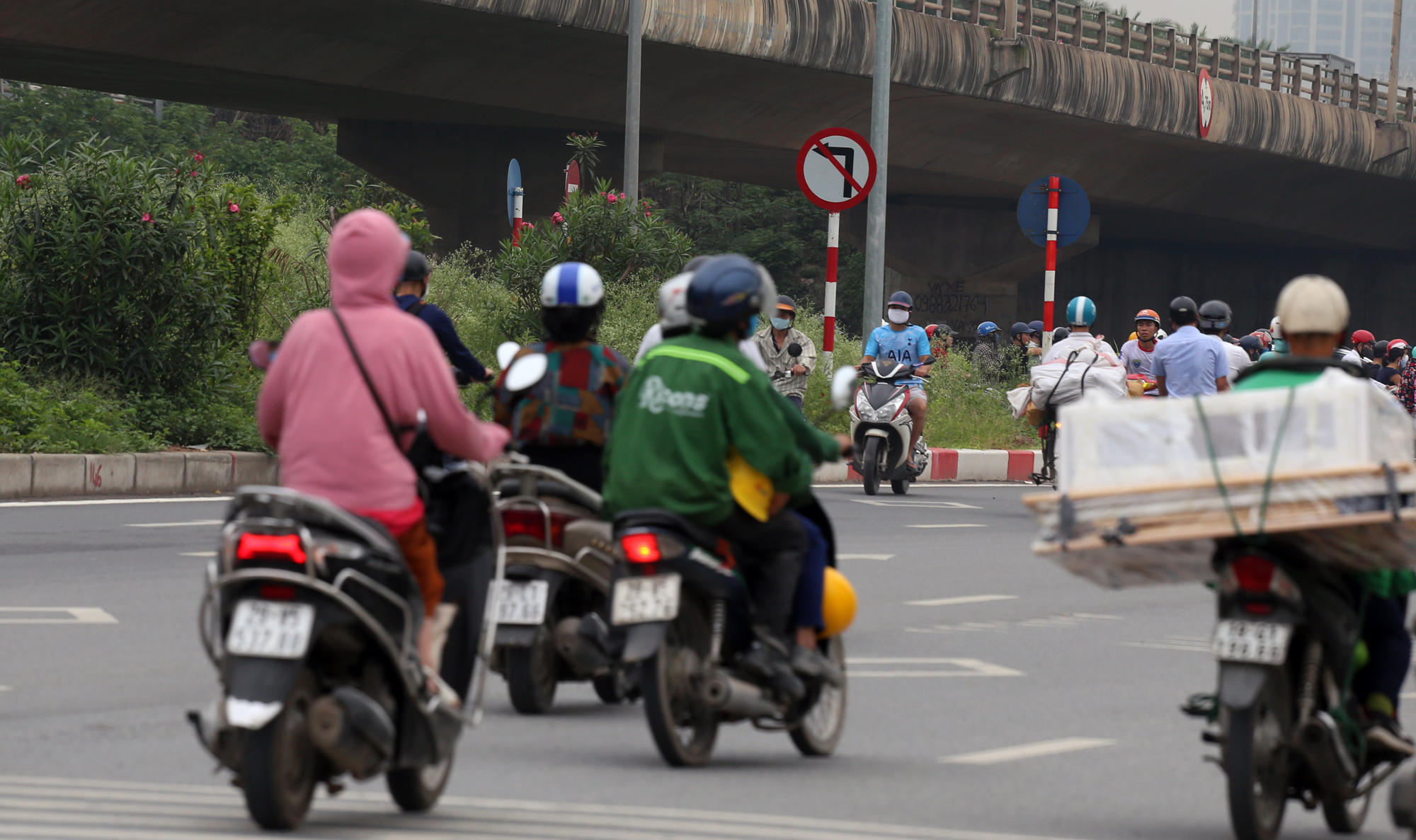 'Lười' đi vòng, vgười dân liều mạng chạy ngược chiều trên Đại lộ Thăng Long vào phố Sa Đôi - Ảnh 10.