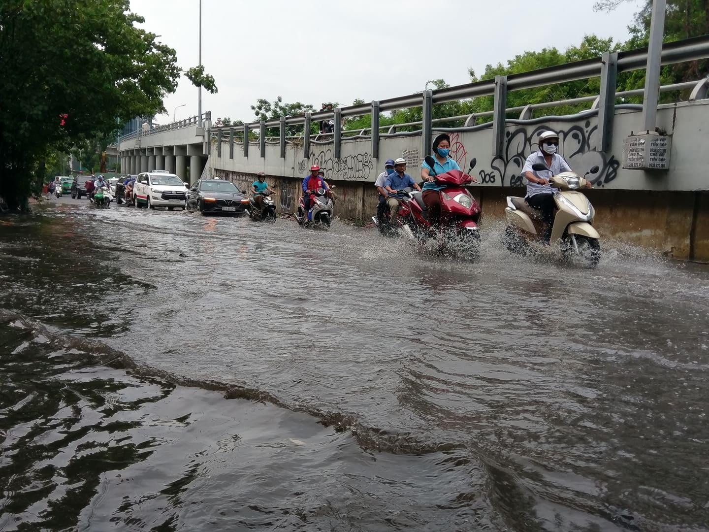 TP HCM đón mưa giải nhiệt, người dân vất vả vượt 'rốn ngập' - Ảnh 5. TP HCM đón mưa giải nhiệt, người dân vất vả vượt 'rốn ngập' - Ảnh 5.