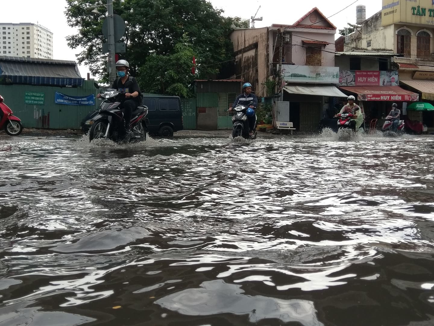 TP HCM đón mưa giải nhiệt, người dân vất vả vượt 'rốn ngập' - Ảnh 7. TP HCM đón mưa giải nhiệt, người dân vất vả vượt 'rốn ngập' - Ảnh 7.
