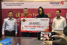 Người trúng giải Vietlott 192 tỉ đồng ở TP HCM đeo mặt nạ kín mít đến nhận thưởng, cho biết chưa có kế hoạch với số tiền trăm tỉ