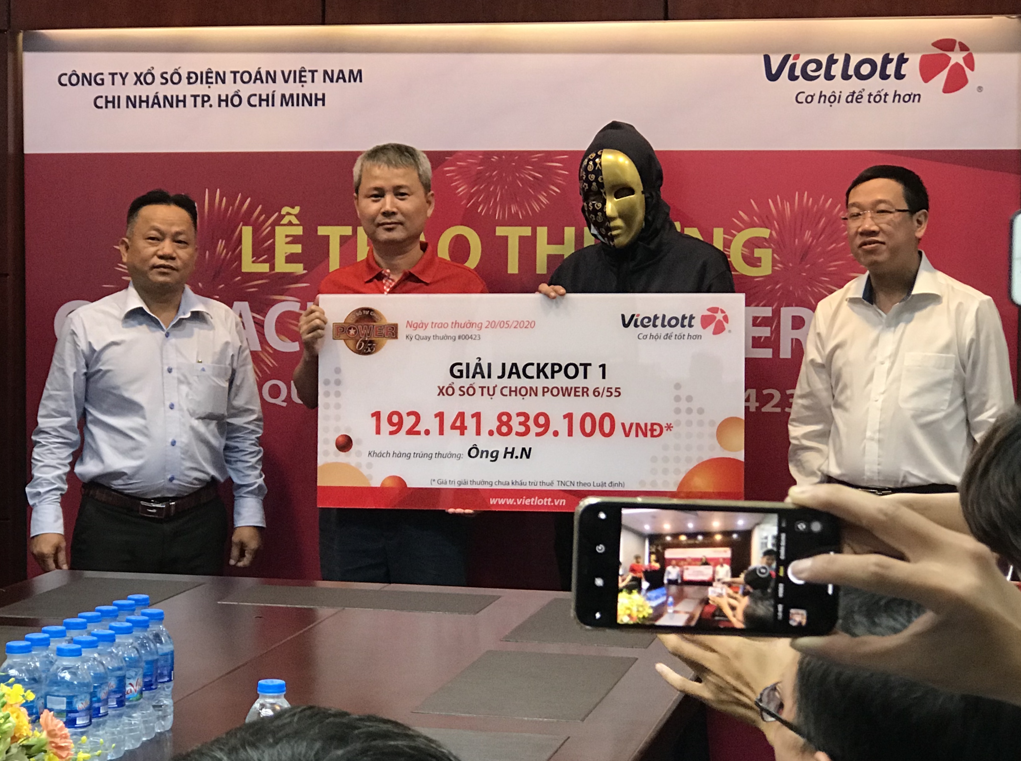 Chủ nhân giải độc đắc Vietlott 192 tỉ đồng ở TP HCM đến nhận thưởng - Ảnh 1. Chủ nhân giải độc đắc Vietlott 192 tỉ đồng ở TP HCM đến nhận thưởng - Ảnh 1.
