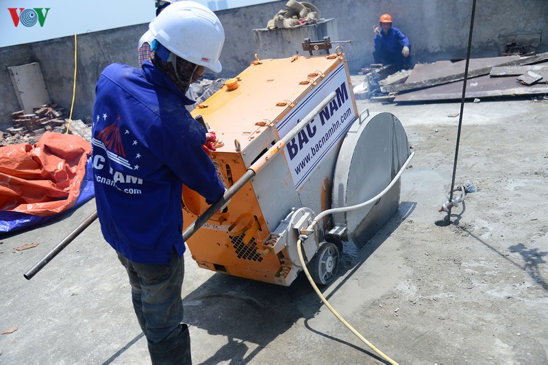 Dùng lưỡi kim cương cắt bê tông cốt thép ở tầng 18 tòa nhà 8B Lê Trực - Ảnh 1. Dùng lưỡi kim cương cắt bê tông cốt thép ở tầng 18 tòa nhà 8B Lê Trực - Ảnh 1.