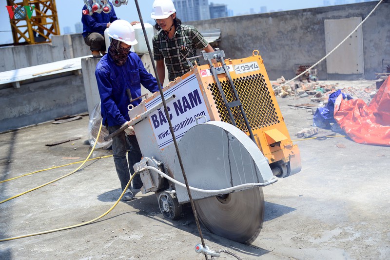 Dùng lưỡi kim cương cắt bê tông cốt thép ở tầng 18 tòa nhà 8B Lê Trực - Ảnh 3. Dùng lưỡi kim cương cắt bê tông cốt thép ở tầng 18 tòa nhà 8B Lê Trực - Ảnh 3.
