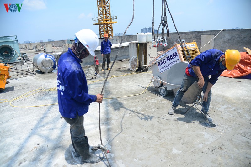 Dùng lưỡi kim cương cắt bê tông cốt thép ở tầng 18 tòa nhà 8B Lê Trực - Ảnh 5. Dùng lưỡi kim cương cắt bê tông cốt thép ở tầng 18 tòa nhà 8B Lê Trực - Ảnh 5.