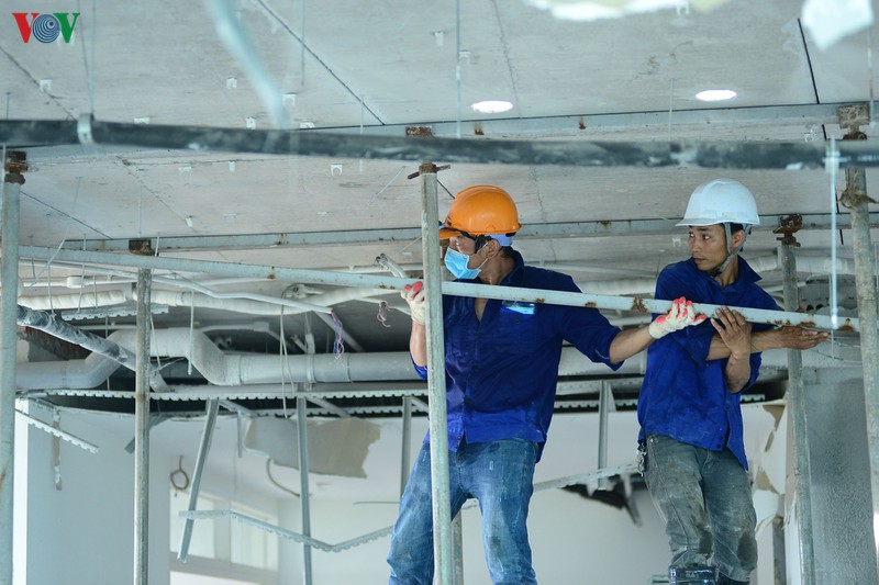 Dùng lưỡi kim cương cắt bê tông cốt thép ở tầng 18 tòa nhà 8B Lê Trực - Ảnh 6. Dùng lưỡi kim cương cắt bê tông cốt thép ở tầng 18 tòa nhà 8B Lê Trực - Ảnh 6.