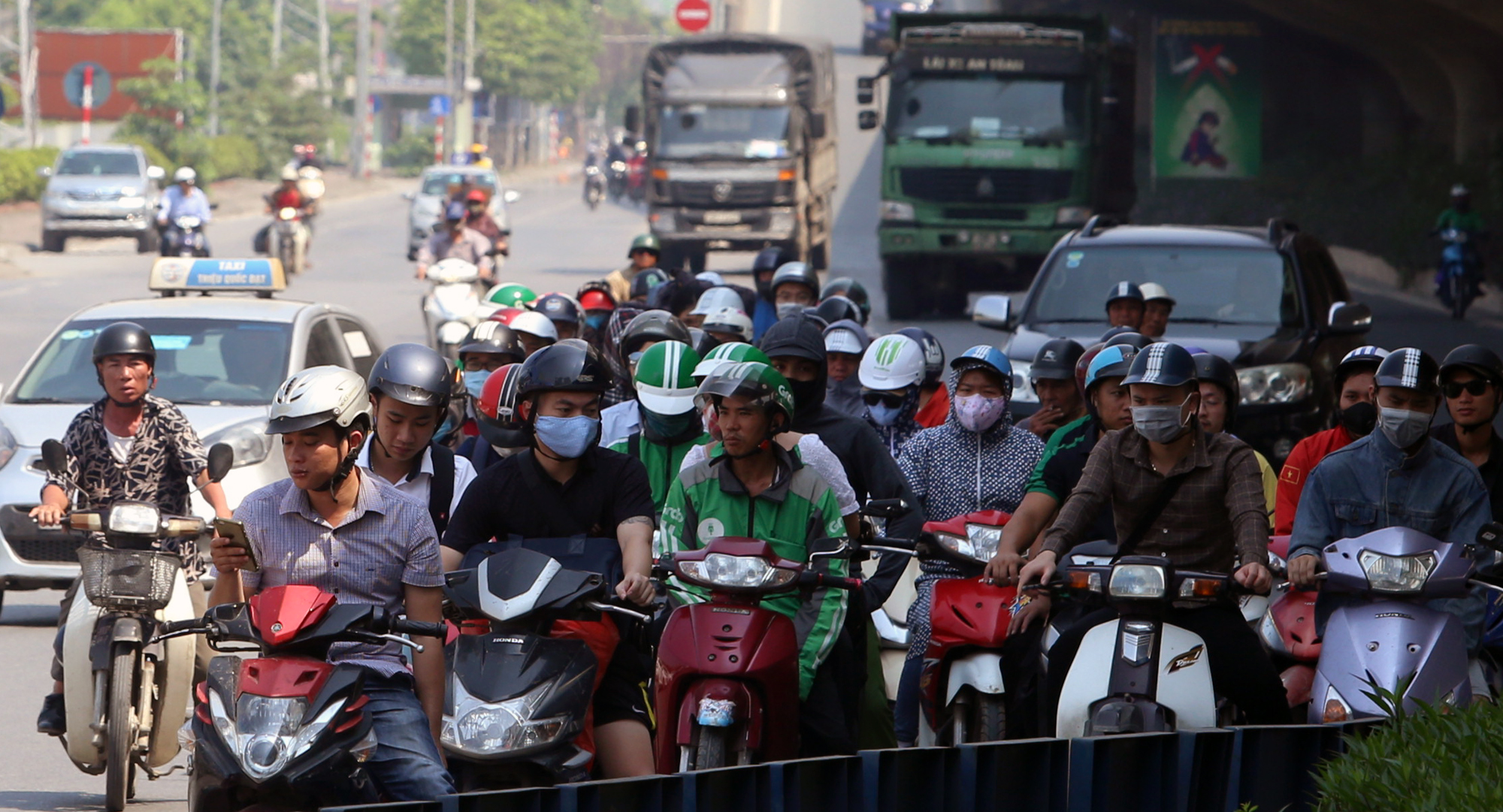 Hà Nội nắng nóng gay gắt, người dân 'đua nhau' vượt đèn đỏ - Ảnh 3. Hà Nội nắng nóng gay gắt, người dân 'đua nhau' vượt đèn đỏ - Ảnh 3.