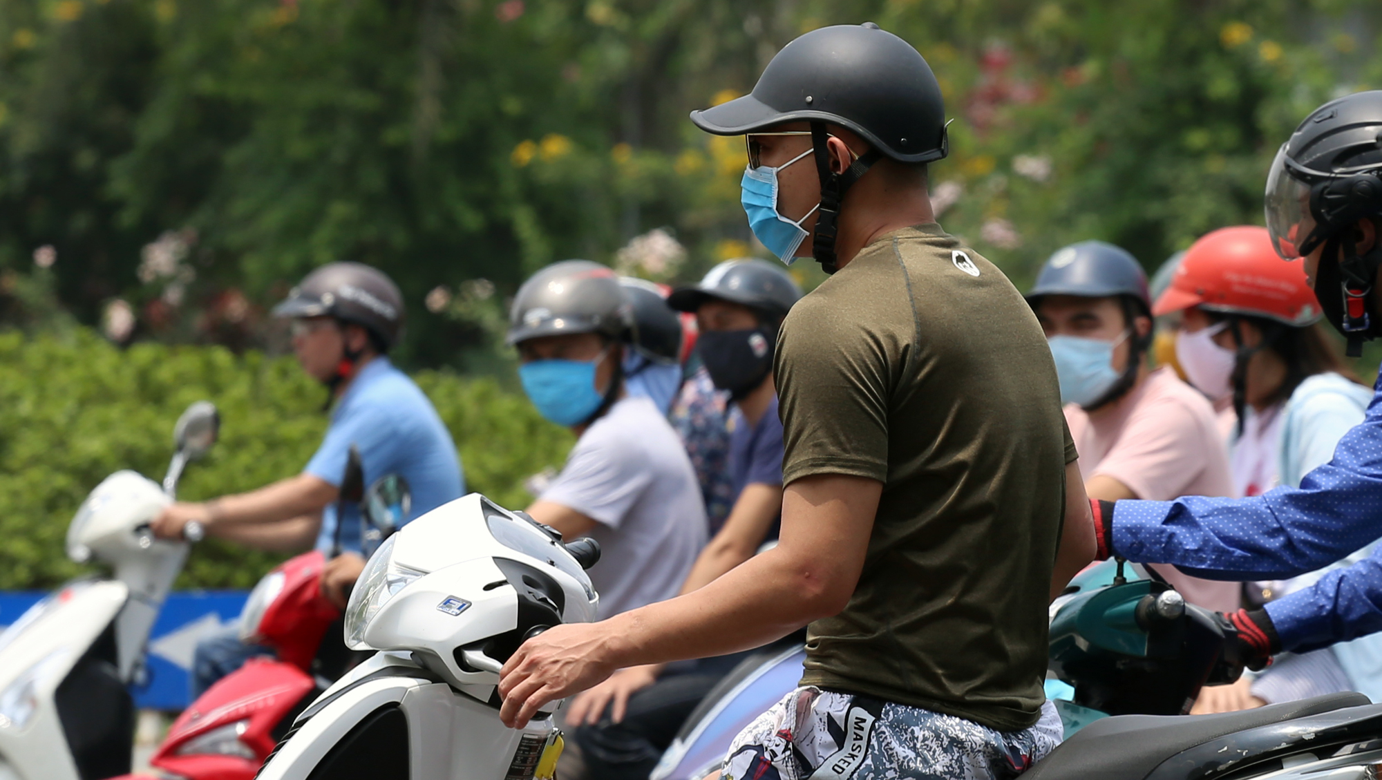 Hà Nội nắng nóng gay gắt, người dân 'đua nhau' vượt đèn đỏ - Ảnh 4. Hà Nội nắng nóng gay gắt, người dân 'đua nhau' vượt đèn đỏ - Ảnh 4.