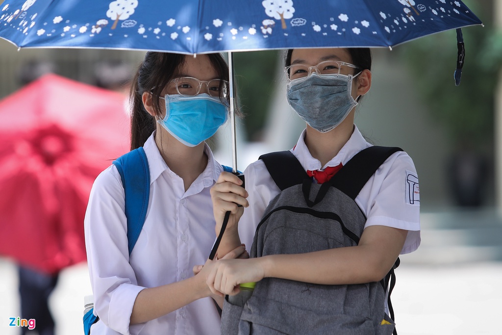 Phụ huynh đợi con dưới nắng nóng 40 độ C - Ảnh 4.
