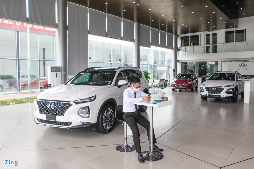 Khách dừng mua xe, chờ giảm 50% phí trước bạ ôtô lắp ráp - Ảnh 1.