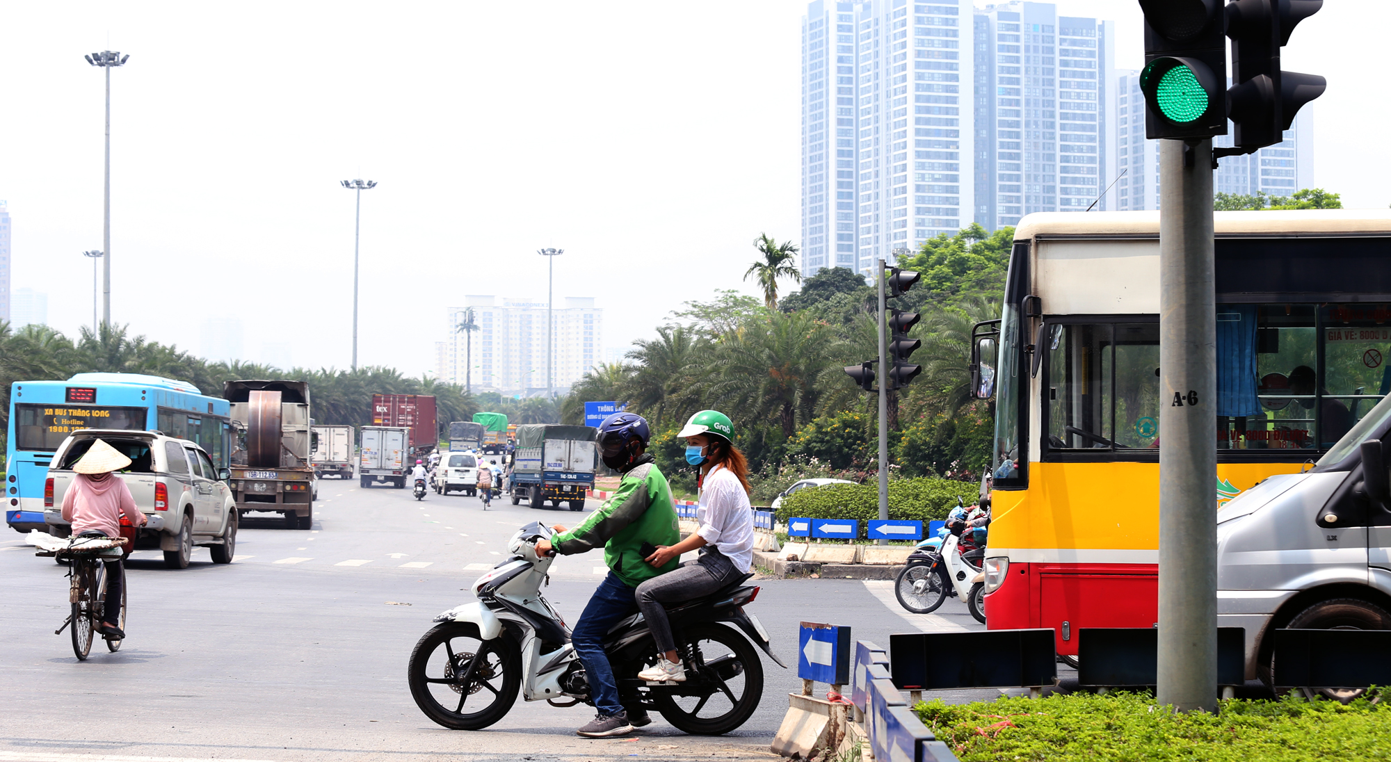 Hà Nội nắng nóng gay gắt, người dân 'đua nhau' vượt đèn đỏ - Ảnh 7. Hà Nội nắng nóng gay gắt, người dân 'đua nhau' vượt đèn đỏ - Ảnh 7.