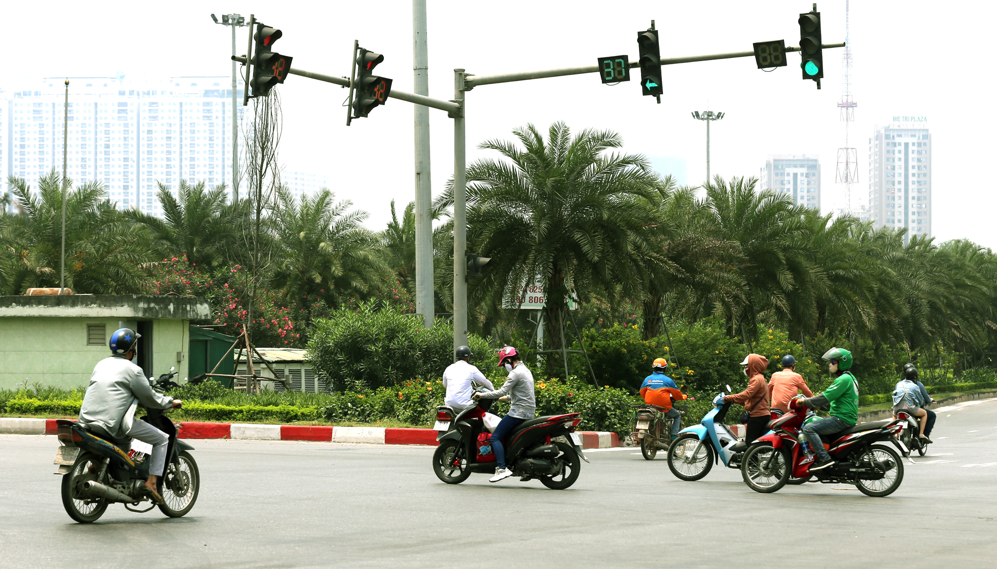 Hà Nội nắng nóng gay gắt, người dân 'đua nhau' vượt đèn đỏ - Ảnh 8. Hà Nội nắng nóng gay gắt, người dân 'đua nhau' vượt đèn đỏ - Ảnh 8.