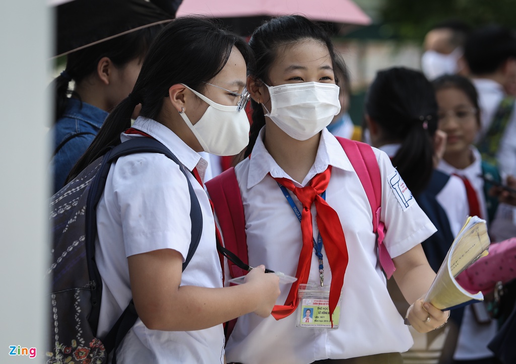 Phụ huynh đợi con dưới nắng nóng 40 độ C - Ảnh 6.