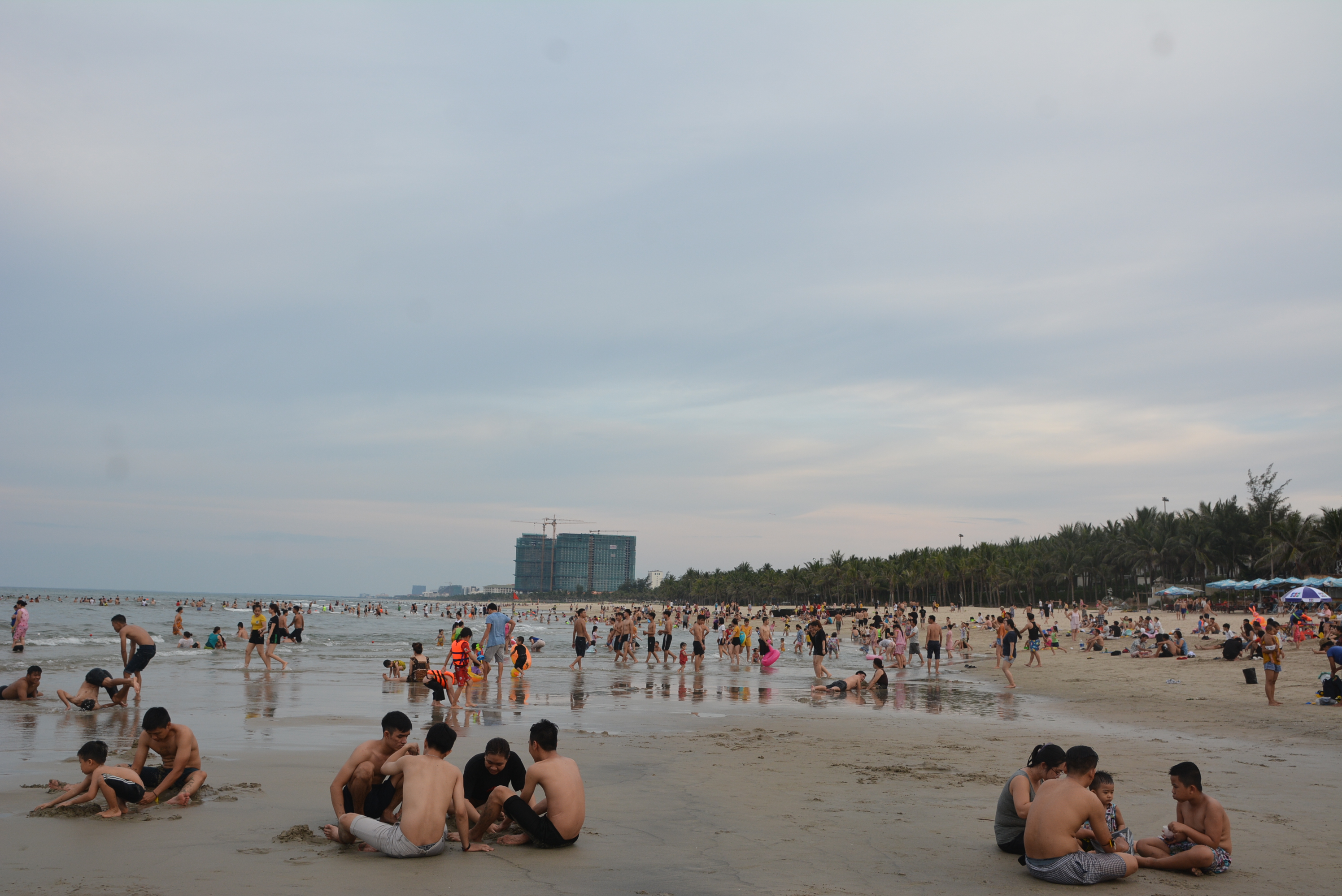 Nắng cao đến 39 độ, dân Đà Nẵng kéo ra biển 'giải nhiệt' đông đúc - Ảnh 4.