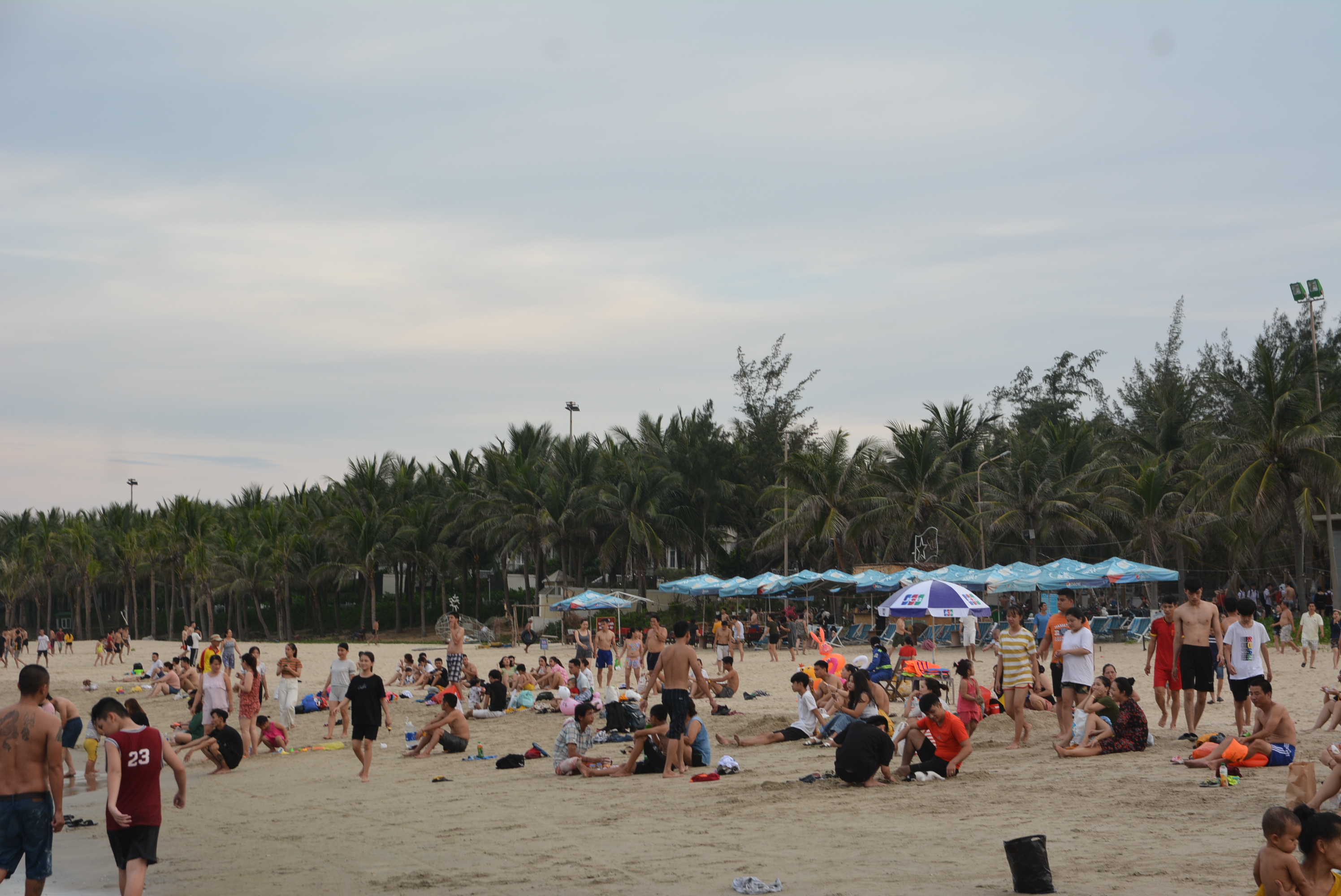 Nắng cao đến 39 độ, dân Đà Nẵng kéo ra biển 'giải nhiệt' đông đúc - Ảnh 8.