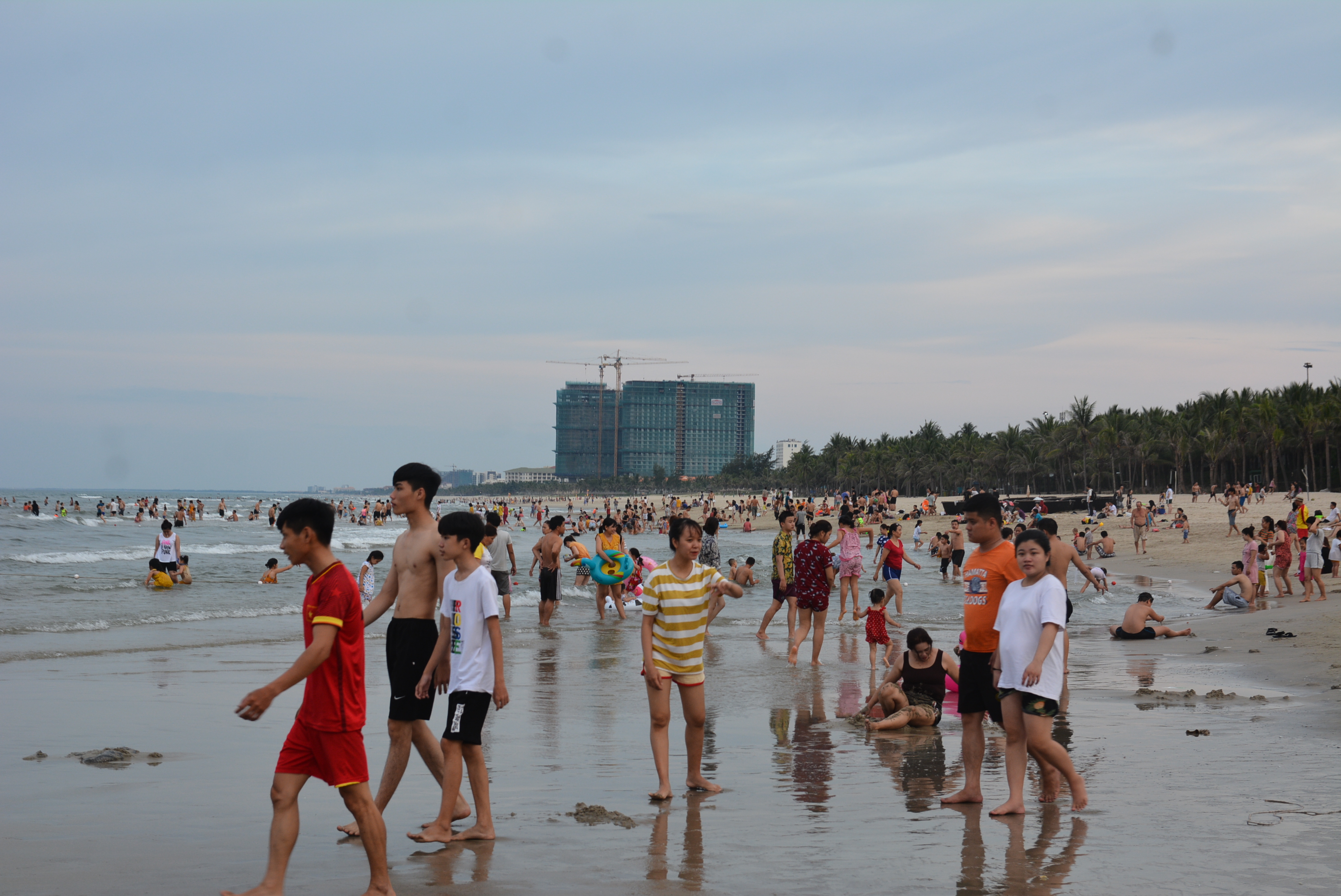 Nắng cao đến 39 độ, dân Đà Nẵng kéo ra biển 'giải nhiệt' đông đúc - Ảnh 10.