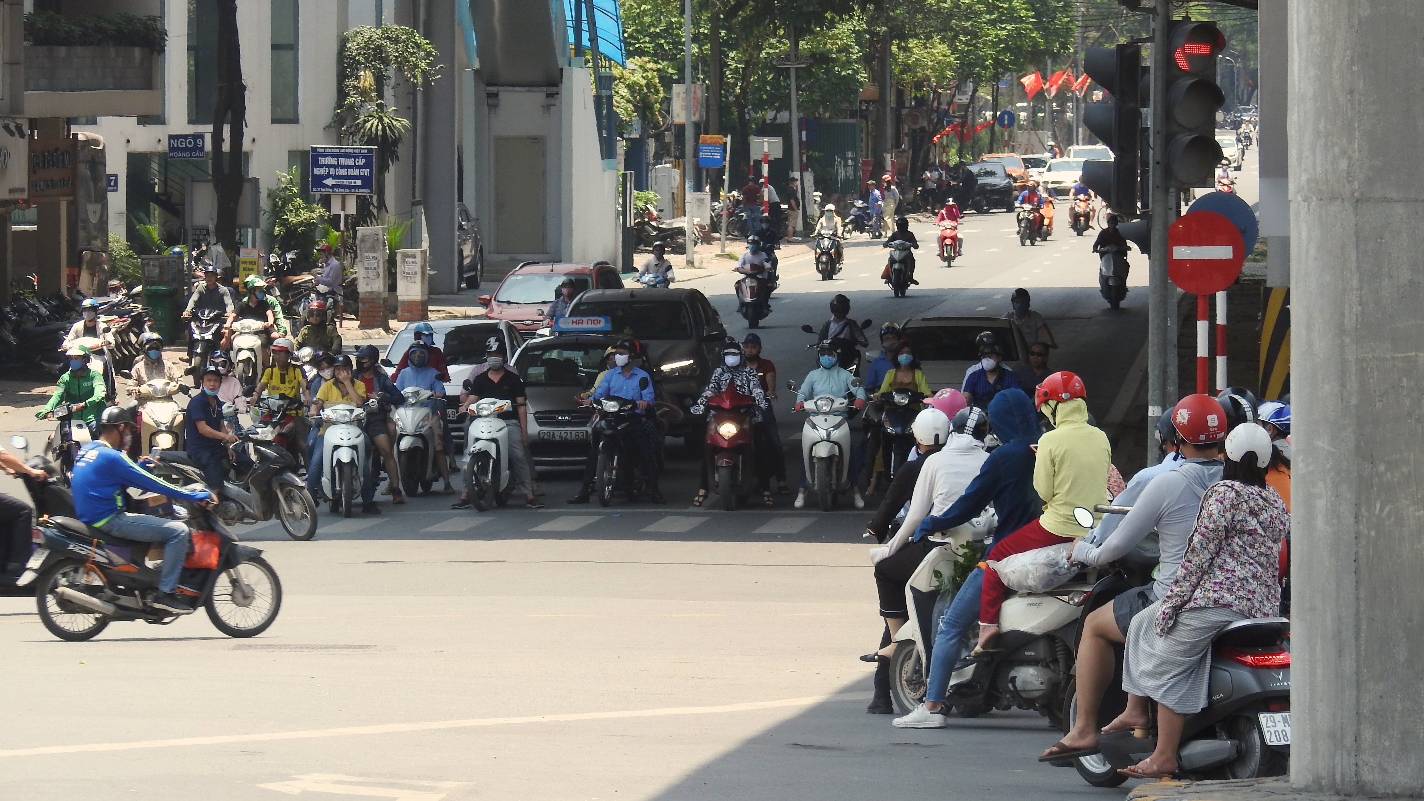 Người dân thủ đô mệt mỏi tham gia giao thông giữa tiết trời trên 40 độ C - Ảnh 2.