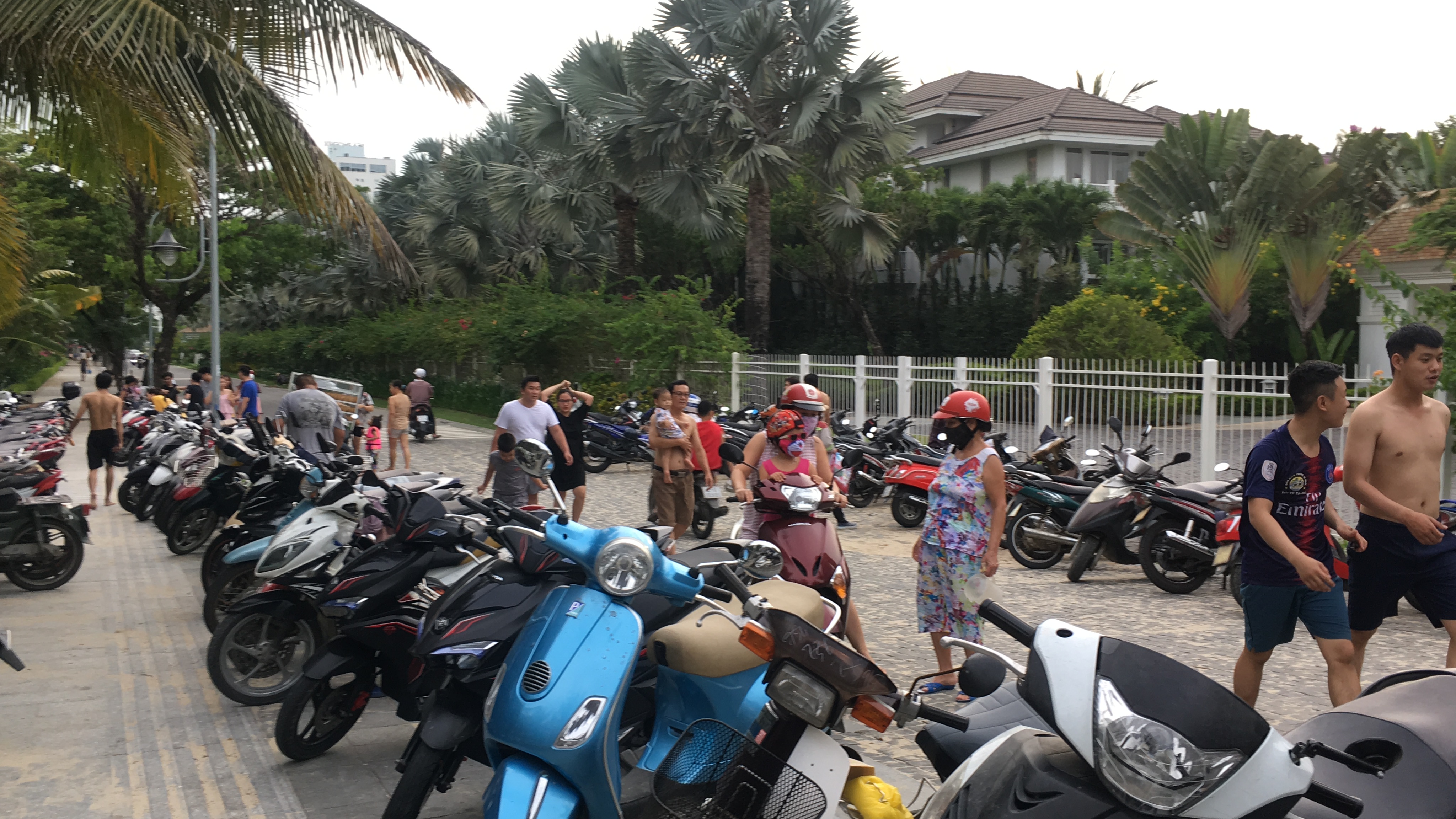 Nắng cao đến 39 độ, dân Đà Nẵng kéo ra biển 'giải nhiệt' đông đúc - Ảnh 18.