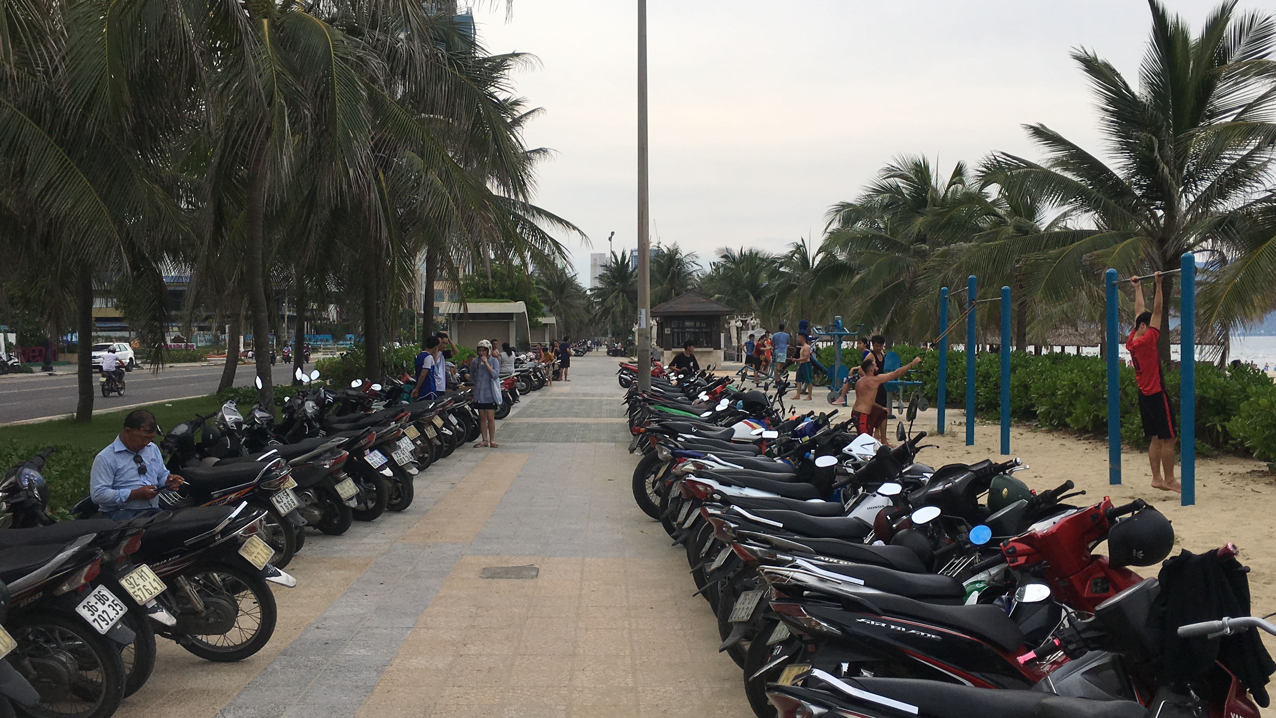 Nắng cao đến 39 độ, dân Đà Nẵng kéo ra biển 'giải nhiệt' đông đúc - Ảnh 19.