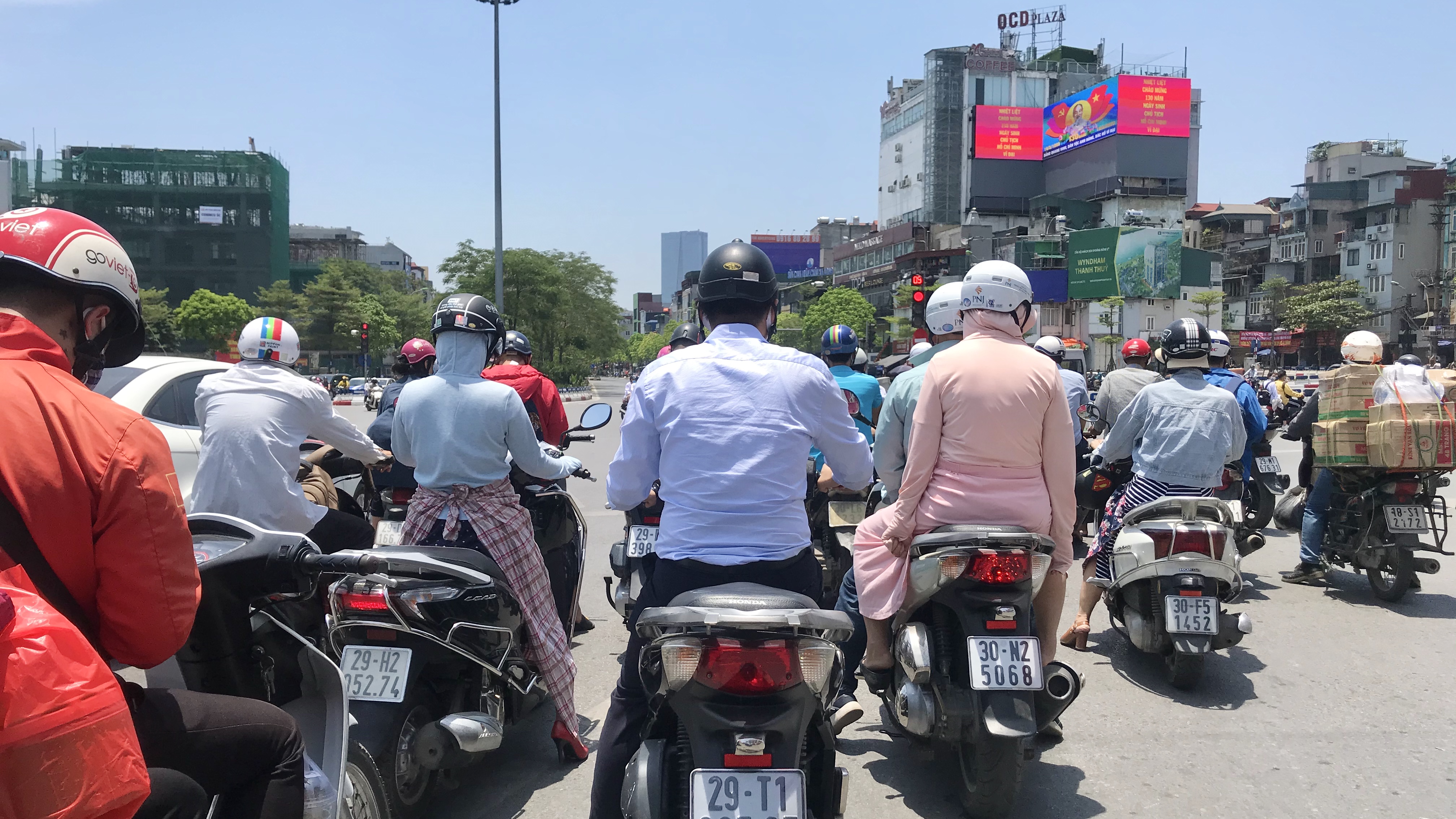 Người dân thủ đô mệt mỏi tham gia giao thông giữa tiết trời trên 40 độ C - Ảnh 14.