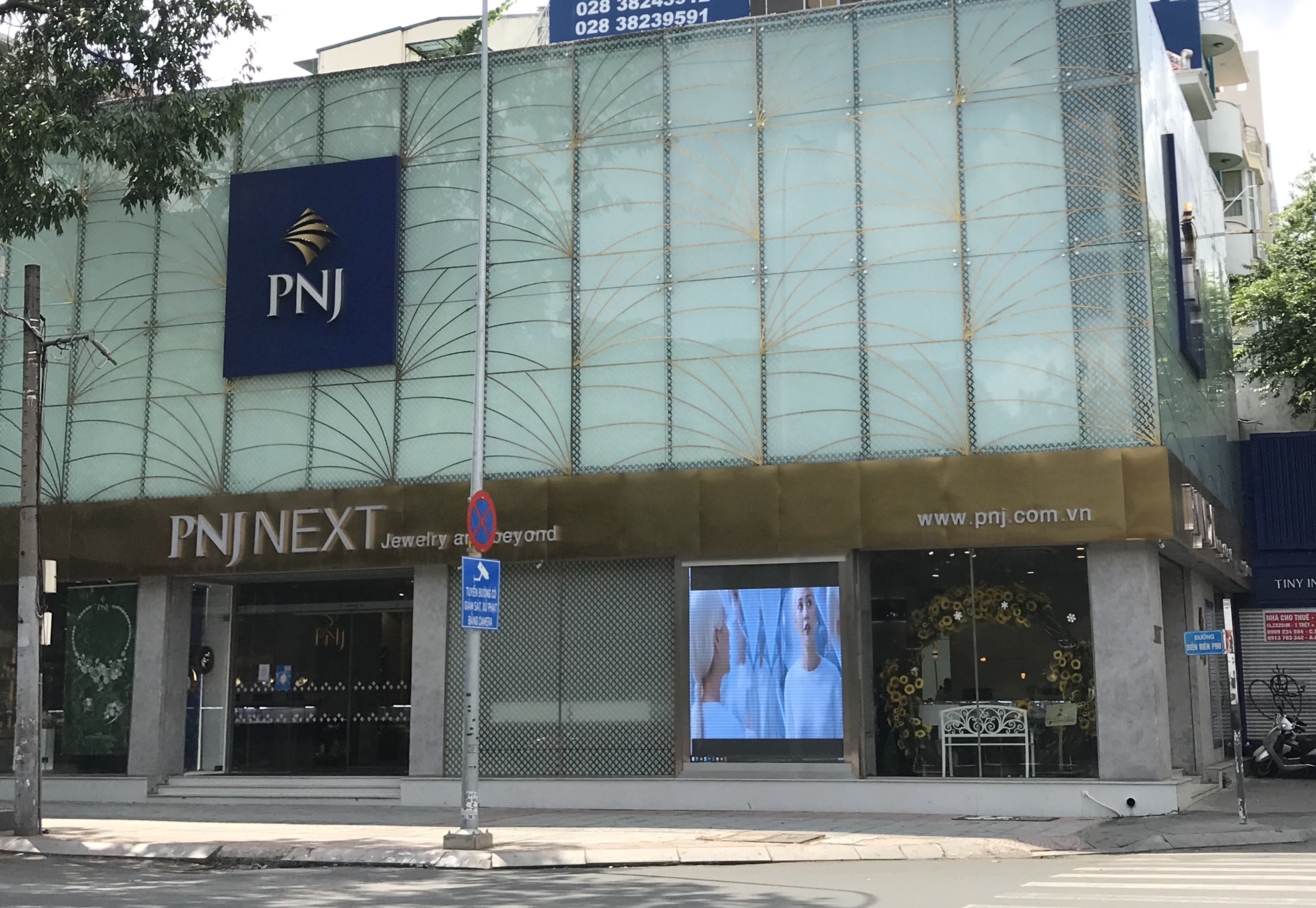 Tăng bán vàng miếng và bán vàng qua mạng nhưng PNJ vẫn lỗ 89 tỉ trong tháng 4 - Ảnh 1. Tăng bán vàng miếng và bán vàng qua mạng nhưng PNJ vẫn lỗ 89 tỉ trong tháng 4 - Ảnh 1.