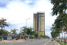 Đà Nẵng: Quận Hải Châu đã mời được hai chủ đầu tư tòa nhà lắp kính vàng sai phép tới làm việc