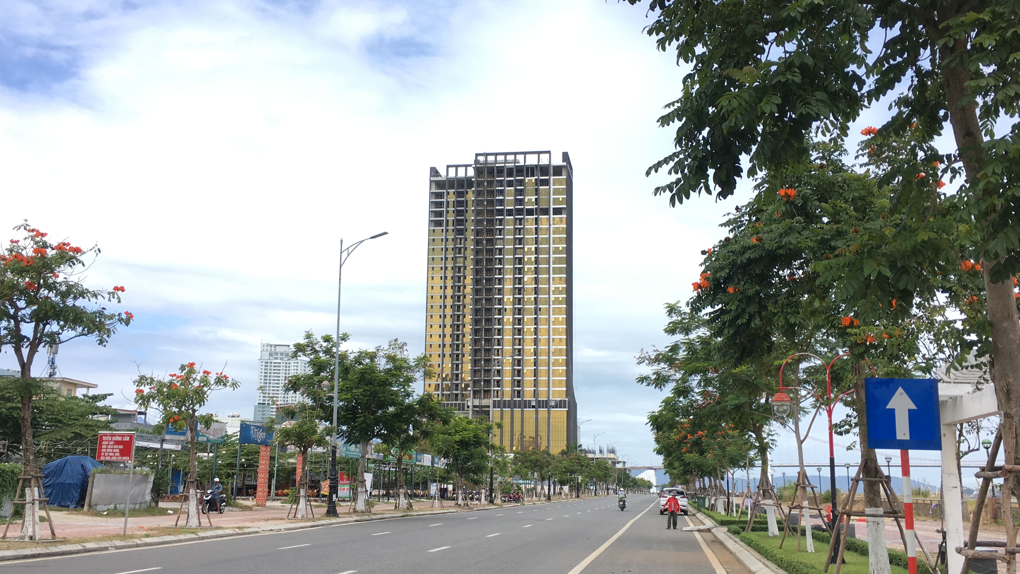 Đà Nẵng: Chủ tịch quận Hải Châu sẽ quyết định mức xử phạt 2 chủ đầu tư tòa nhà lắp kính vàng gây chói nắng - Ảnh 1. Đà Nẵng: Chủ tịch quận Hải Châu sẽ quyết định mức xử phạt 2 chủ đầu tư tòa nhà lắp kính vàng gây chói nắng - Ảnh 1.