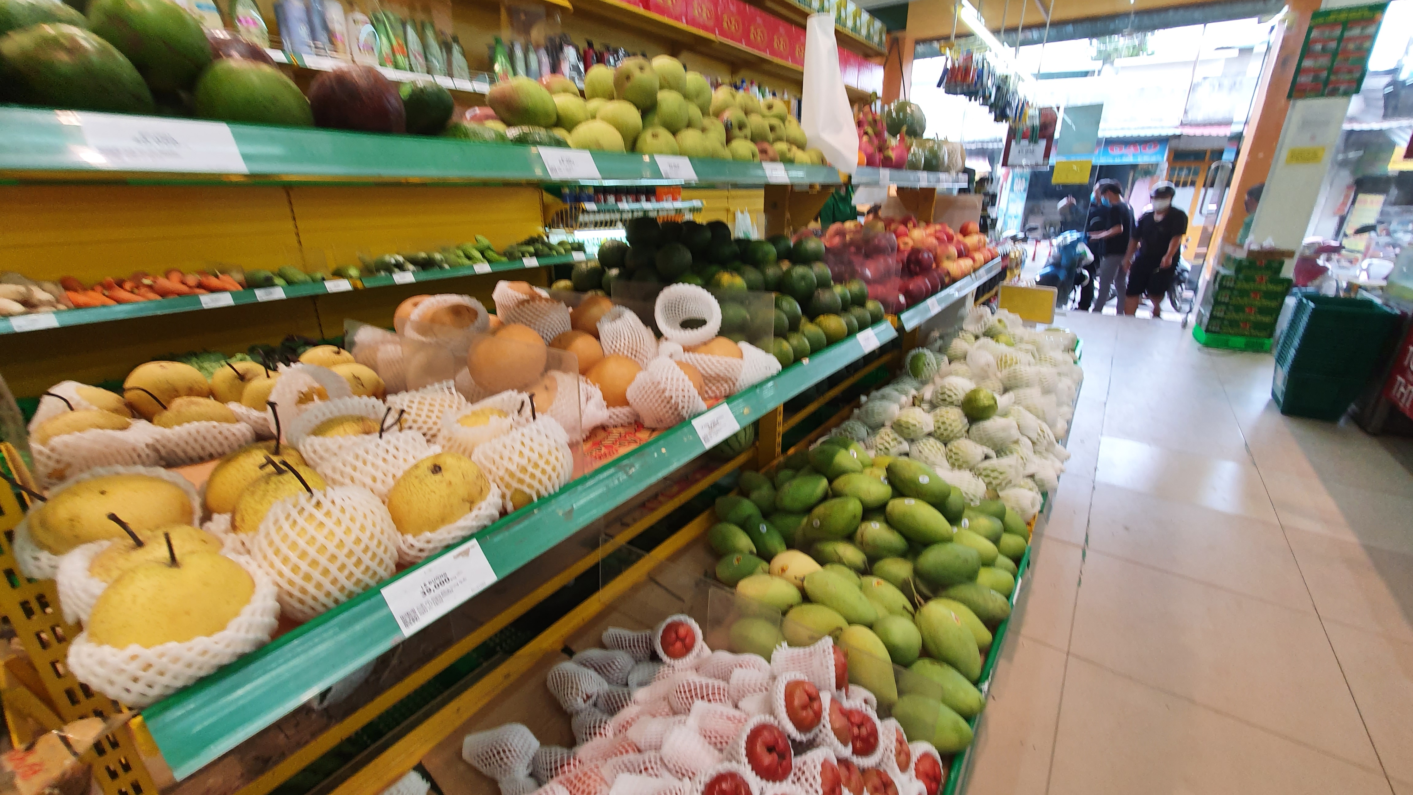 Trái cây miền Tây giá chỉ 1.000 đồng/kg tại vườn, lên chợ lẻ bán gấp 10 - Ảnh 3. Trái cây miền Tây giá chỉ 1.000 đồng/kg tại vườn, lên chợ lẻ bán gấp 10 - Ảnh 3.