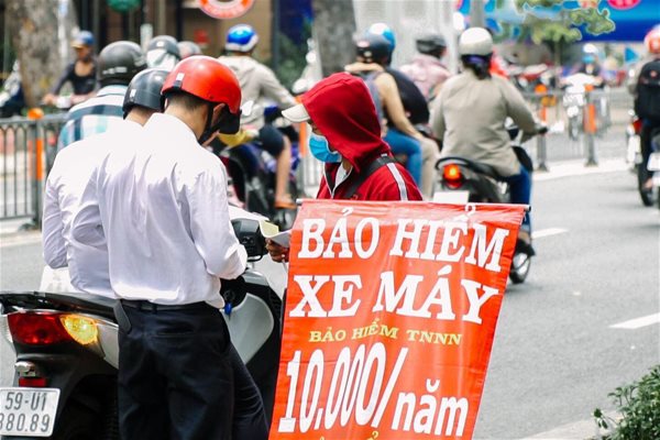 Bảo hiểm xe máy 'cháy hàng' nhờ tổng kiểm tra giao thông - Ảnh 1.