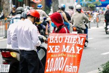 Bảo hiểm xe máy 'cháy hàng' nhờ tổng kiểm tra giao thông