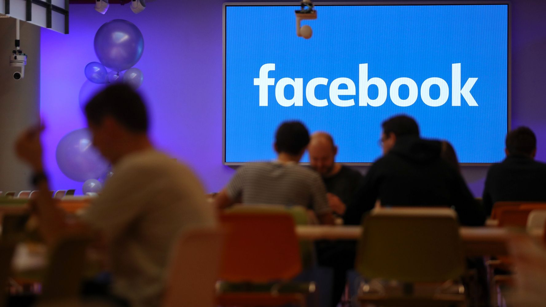 Facebook cho phép nhân viên làm việc từ xa trong vòng 10 năm tới - Ảnh 1. Facebook cho phép nhân viên làm việc từ xa trong vòng 10 năm tới - Ảnh 1.