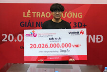Một sinh viên tại Sài Gòn trúng Vietlott 20 tỉ, không đeo mặt nạ đến nhận thưởng