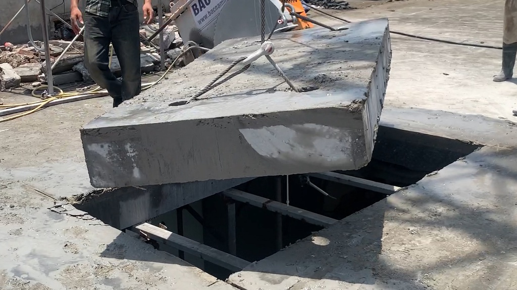 Vì sao mất 4 tháng để tháo dỡ tầng 18 nhà 8B Lê Trực? - Ảnh 1. Vì sao mất 4 tháng để tháo dỡ tầng 18 nhà 8B Lê Trực? - Ảnh 1.