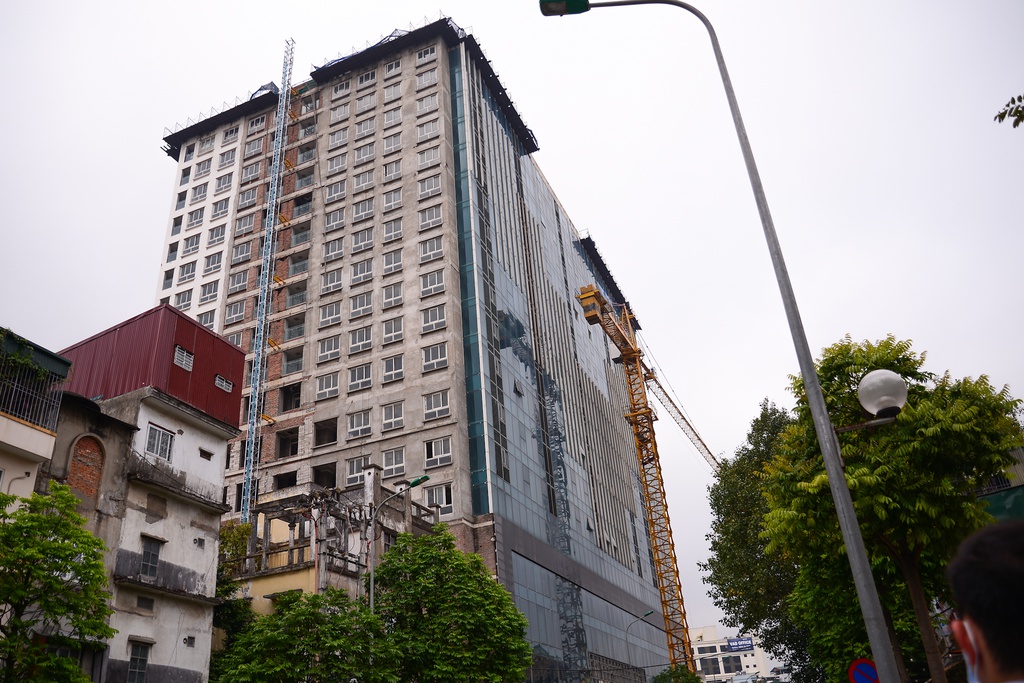 Vì sao mất 4 tháng để tháo dỡ tầng 18 nhà 8B Lê Trực? - Ảnh 2. Vì sao mất 4 tháng để tháo dỡ tầng 18 nhà 8B Lê Trực? - Ảnh 2.