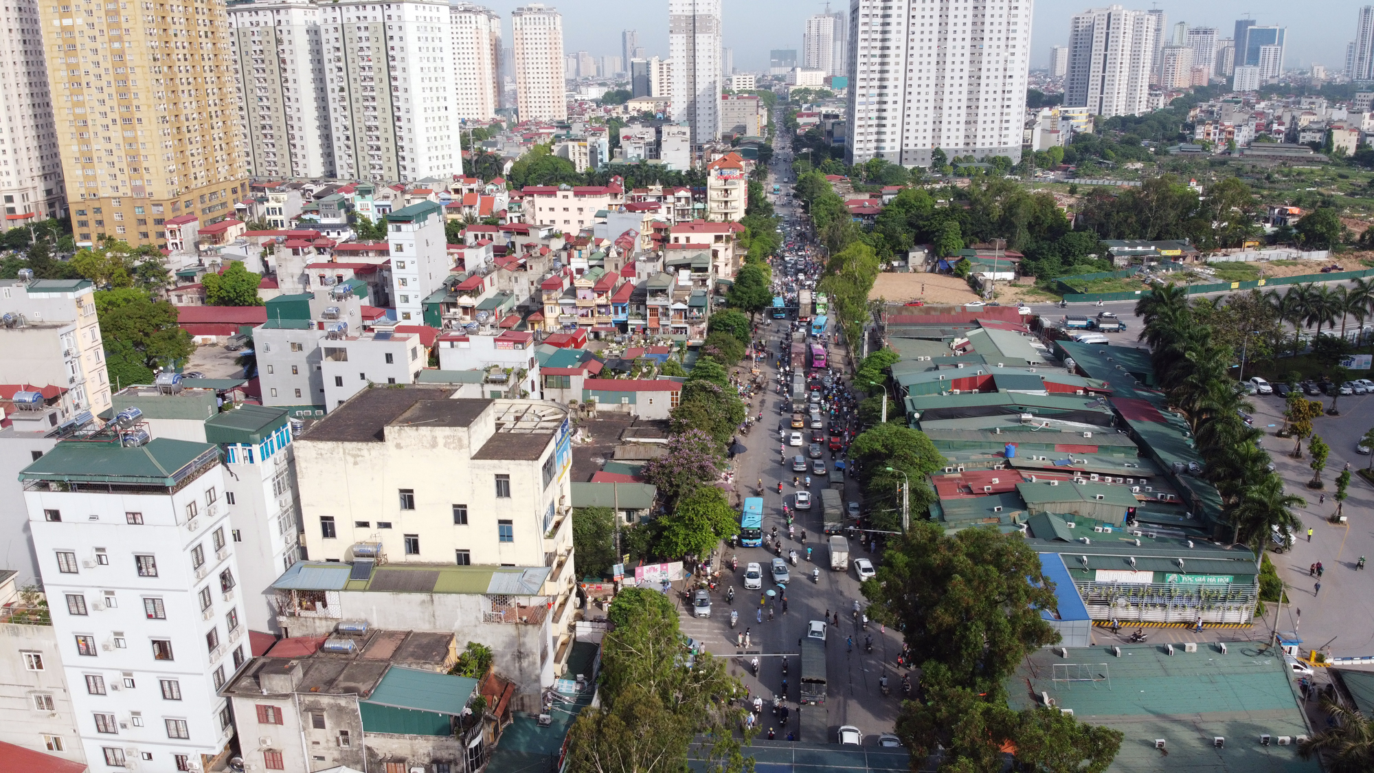 Ùn tắc liên miên, cầu vượt đường 70 qua Xa La vẫn 'đắp chiếu' vì thiếu mặt bằng - Ảnh 1. Ùn tắc liên miên, cầu vượt đường 70 qua Xa La vẫn 'đắp chiếu' vì thiếu mặt bằng - Ảnh 1.