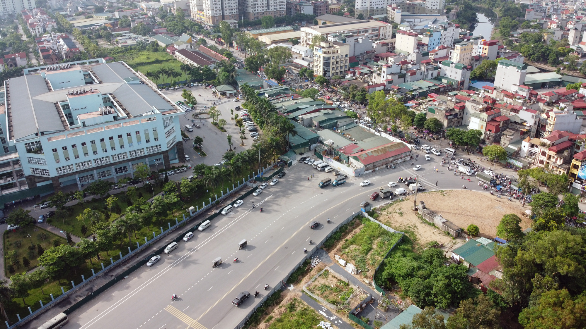 Ùn tắc liên miên, cầu vượt đường 70 qua Xa La vẫn 'đắp chiếu' vì thiếu mặt bằng - Ảnh 2. Ùn tắc liên miên, cầu vượt đường 70 qua Xa La vẫn 'đắp chiếu' vì thiếu mặt bằng - Ảnh 2.