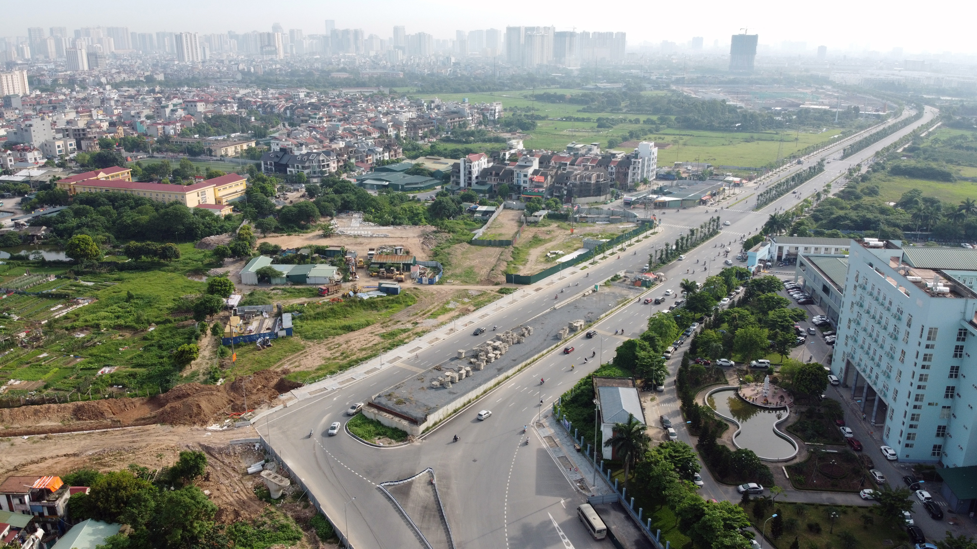 Ùn tắc liên miên, cầu vượt đường 70 qua Xa La vẫn 'đắp chiếu' vì thiếu mặt bằng - Ảnh 7. Ùn tắc liên miên, cầu vượt đường 70 qua Xa La vẫn 'đắp chiếu' vì thiếu mặt bằng - Ảnh 7.