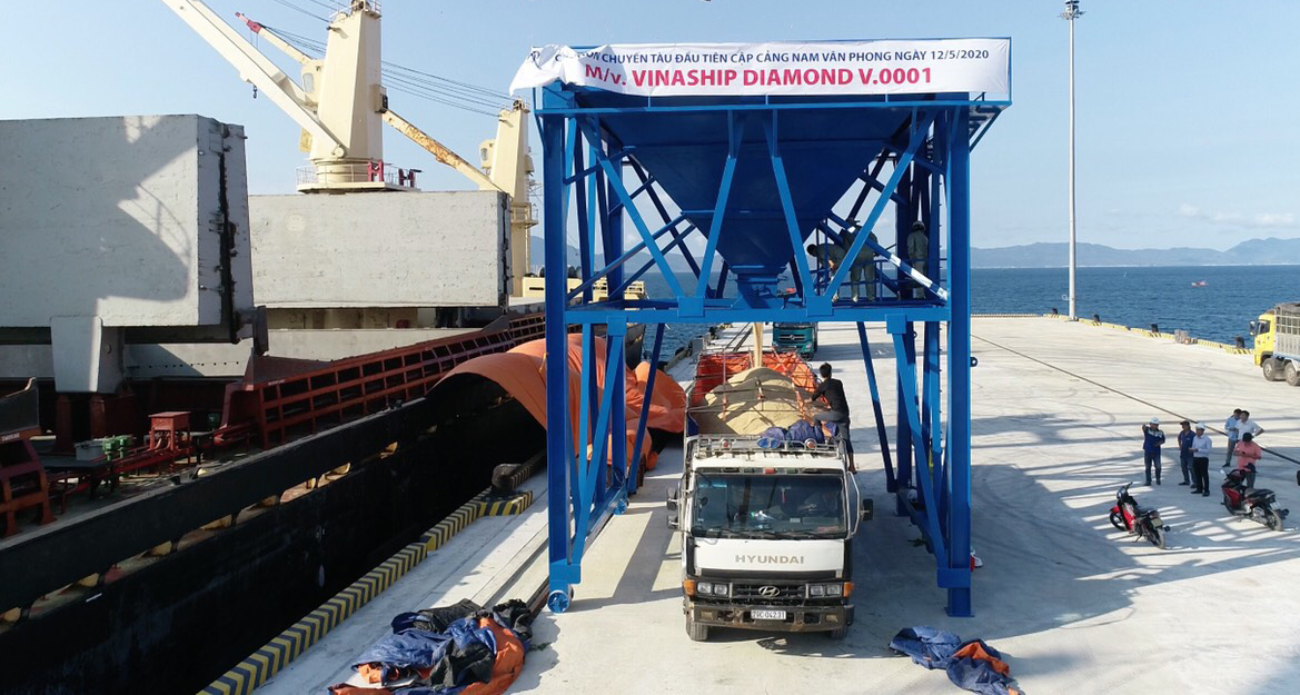 Cận cảnh cảng biển nghìn tỉ trong Khu kinh tế Vân Phong - Ảnh 6. Cận cảnh cảng biển nghìn tỉ trong Khu kinh tế Vân Phong - Ảnh 6.