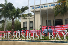 Nhiều khách hàng lại giăng băng rôn đòi nhà dự án The Sunrise Bay ở Đà Nẵng