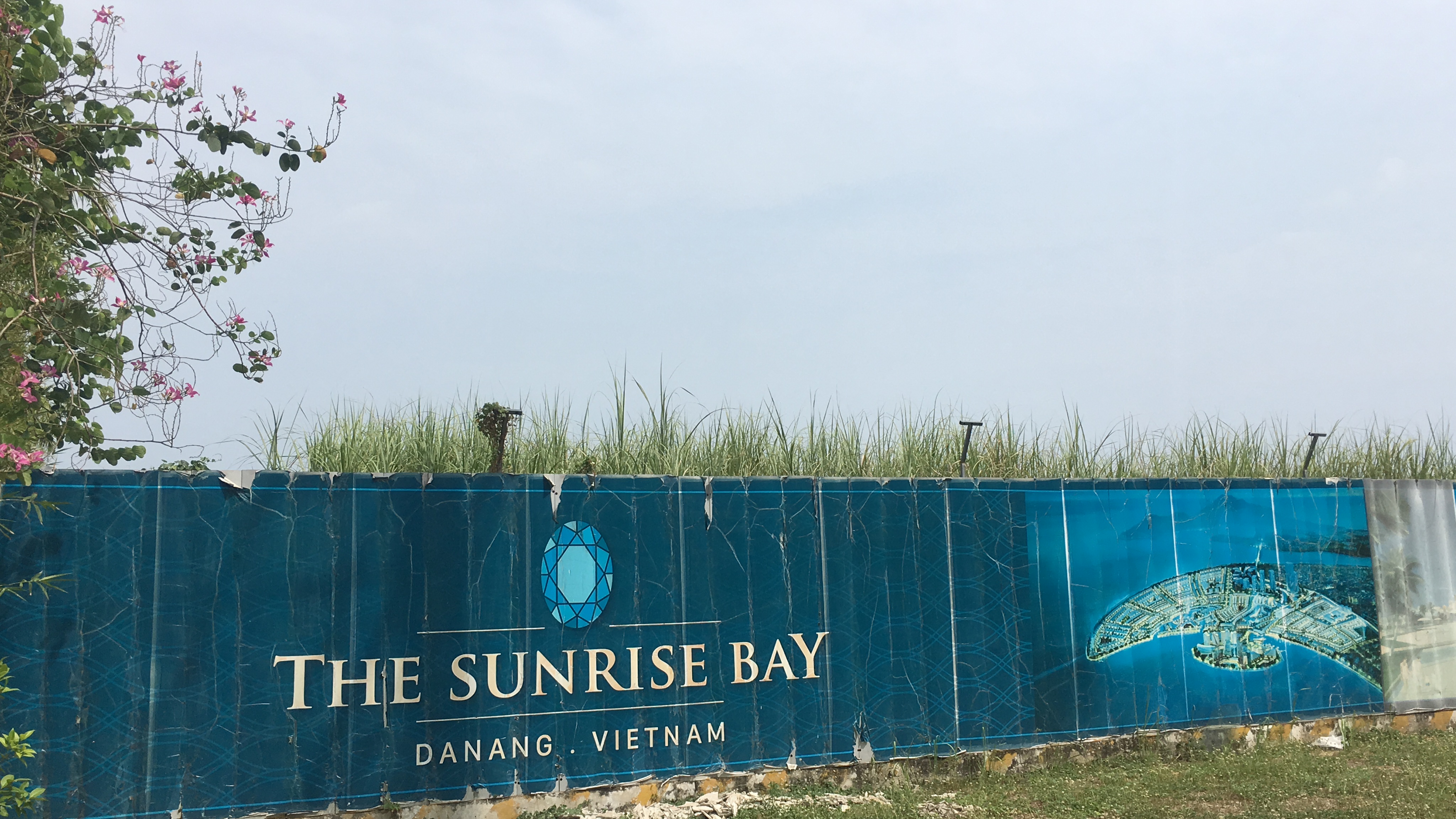Dân giăng băng rôn đòi nhà dự án The Sunrise Bay ở Đà Nẵng - Ảnh 10. Dân giăng băng rôn đòi nhà dự án The Sunrise Bay ở Đà Nẵng - Ảnh 10.