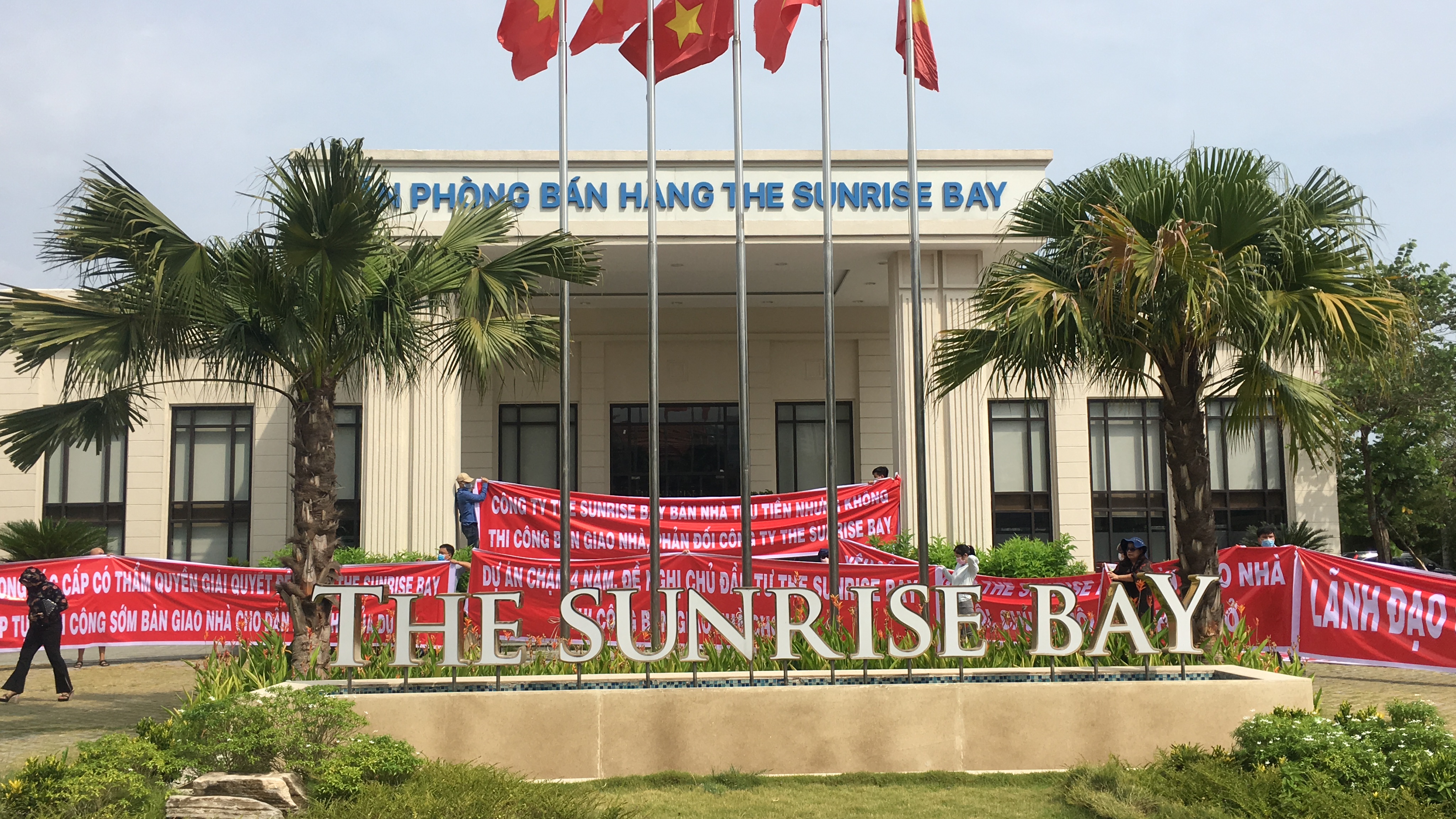 Dân giăng băng rôn đòi nhà dự án The Sunrise Bay ở Đà Nẵng - Ảnh 12. Dân giăng băng rôn đòi nhà dự án The Sunrise Bay ở Đà Nẵng - Ảnh 12.