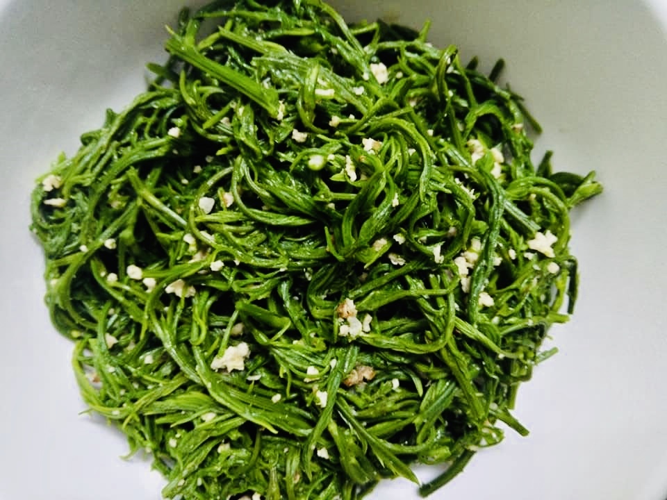 Đứng cách cả mét còn ngửi thấy mùi hôi, loại rau này lại đắt khách - Ảnh 2. Đứng cách cả mét còn ngửi thấy mùi hôi, loại rau này lại đắt khách - Ảnh 2.