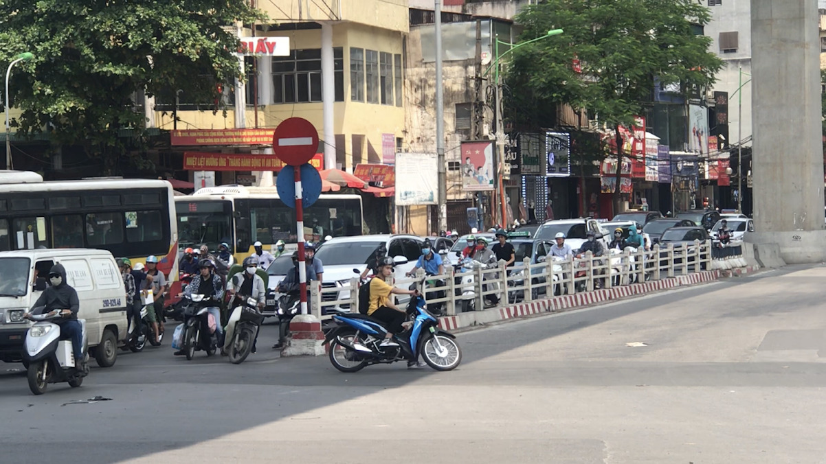 Nút giao thông dễ bị phạt ở Hà Nội: Quay đầu ở đầu đường Cầu Giấy - Ảnh 6. Nút giao thông dễ bị phạt ở Hà Nội: Quay đầu ở đầu đường Cầu Giấy - Ảnh 6.