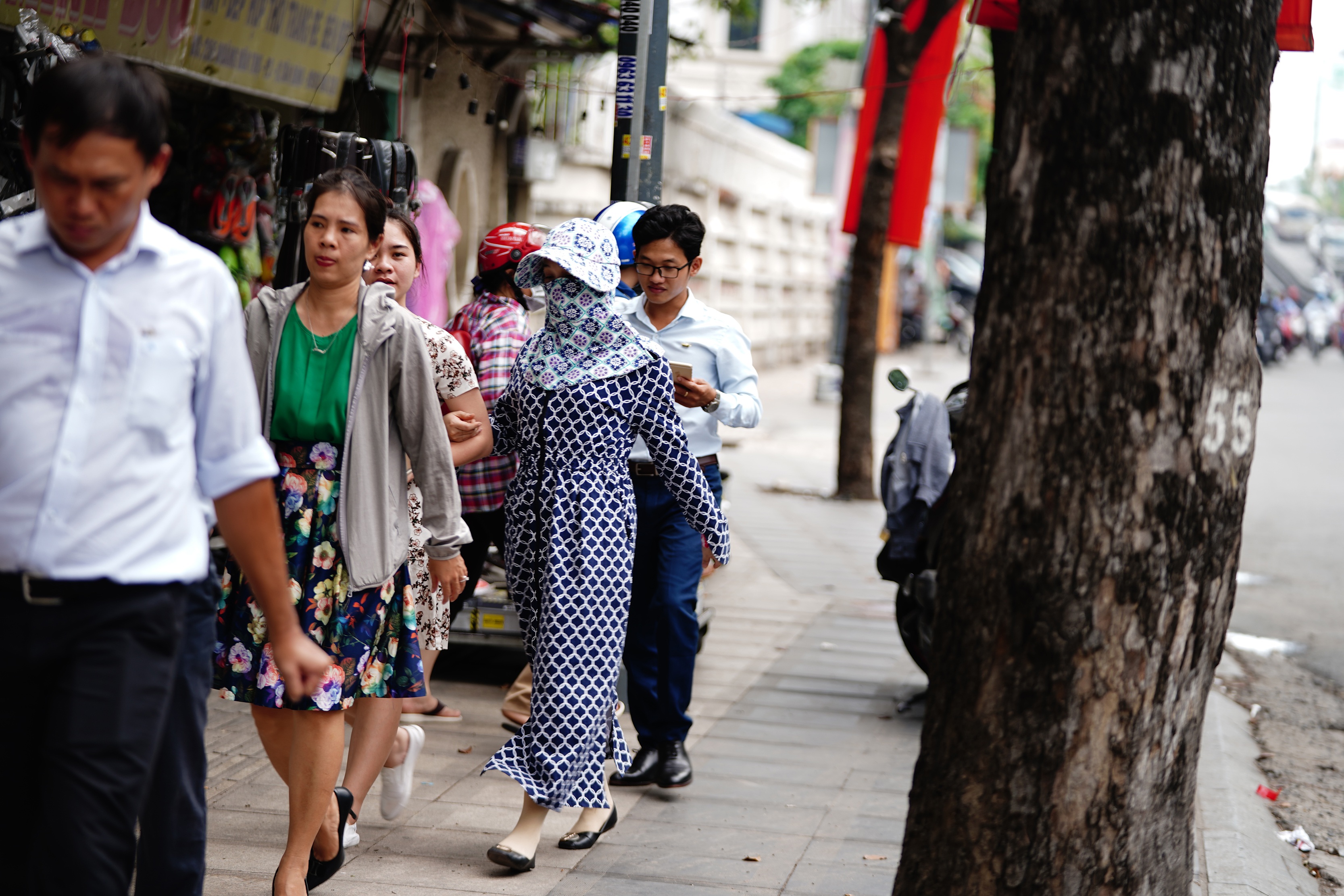Người Sài Gòn quay quắt với thời tiết oi bức, độ ẩm cao - Ảnh 1. Người Sài Gòn quay quắt với thời tiết oi bức, độ ẩm cao - Ảnh 1.