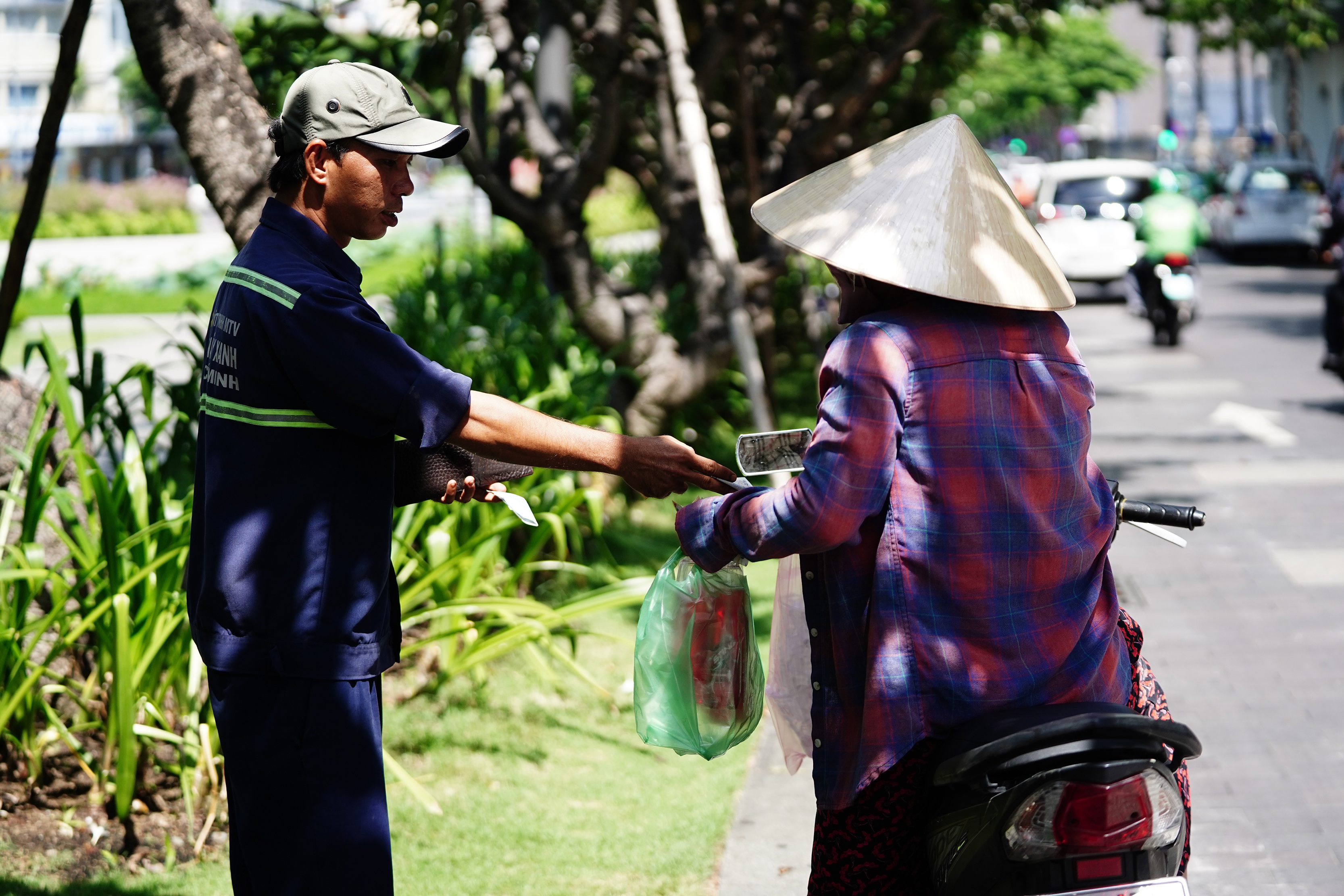Người Sài Gòn quay quắt với thời tiết oi bức, độ ẩm cao - Ảnh 14. Người Sài Gòn quay quắt với thời tiết oi bức, độ ẩm cao - Ảnh 14.