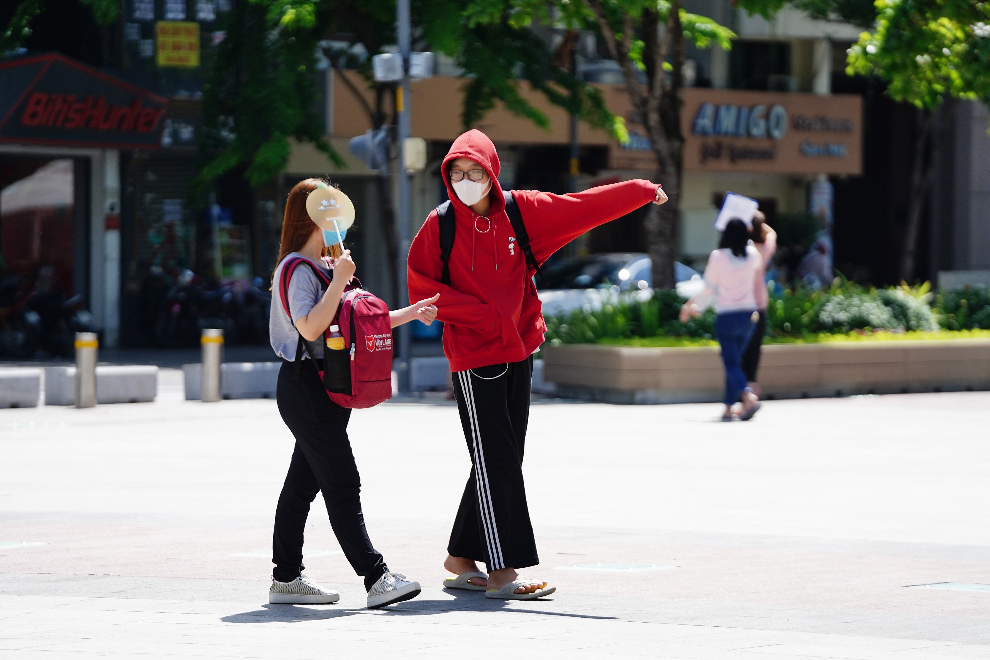 Người Sài Gòn quay quắt với thời tiết oi bức, độ ẩm cao - Ảnh 15. Người Sài Gòn quay quắt với thời tiết oi bức, độ ẩm cao - Ảnh 15.
