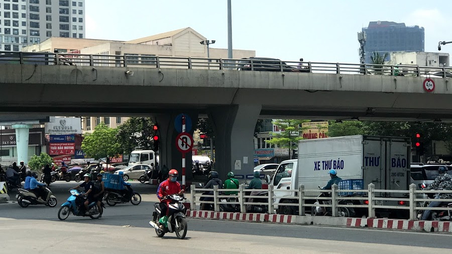 Nút giao thông dễ bị phạt ở Hà Nội: Quay đầu ở đầu đường Cầu Giấy - Ảnh 5. Nút giao thông dễ bị phạt ở Hà Nội: Quay đầu ở đầu đường Cầu Giấy - Ảnh 5.