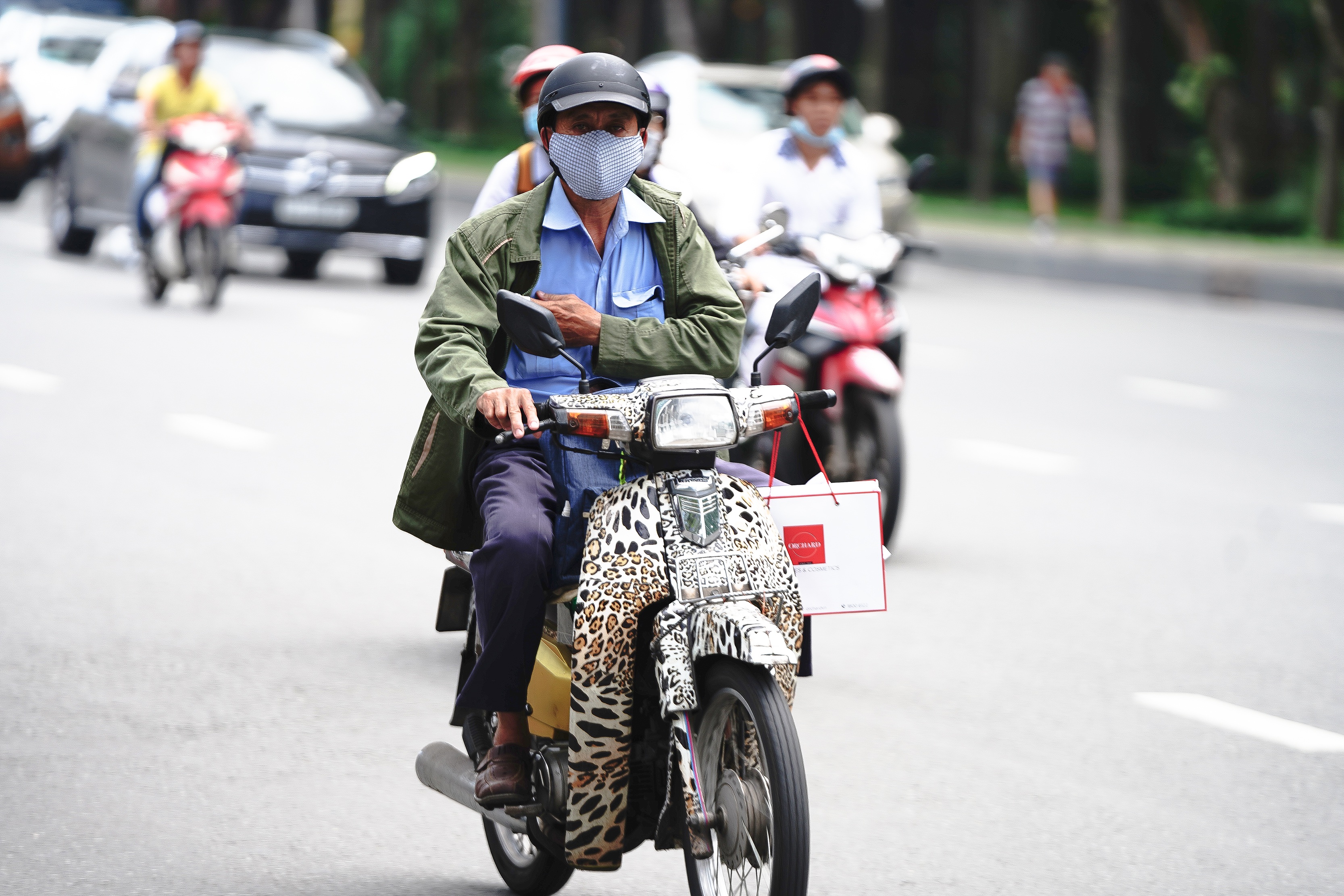 Người Sài Gòn quay quắt với thời tiết oi bức, độ ẩm cao - Ảnh 3. Người Sài Gòn quay quắt với thời tiết oi bức, độ ẩm cao - Ảnh 3.